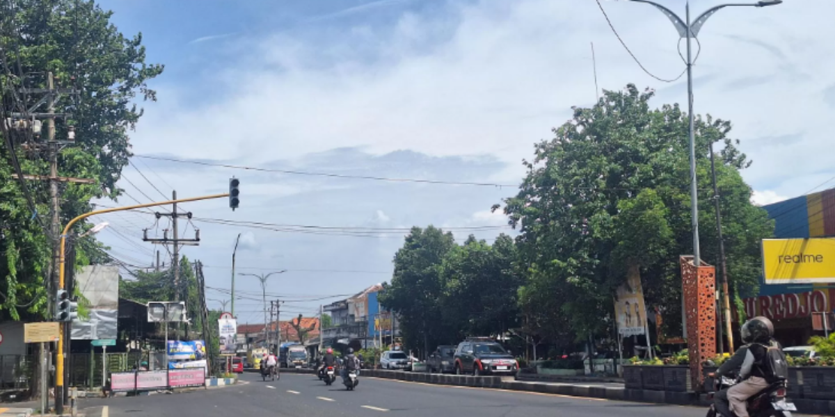 PERLU DILEBARKAN: Sejumlah pengendara melintas di Jalan Untung Surapati, Kecamatan Bangil, Kabupaten Pasuruan, yang dinilai perlu dilebarkan.