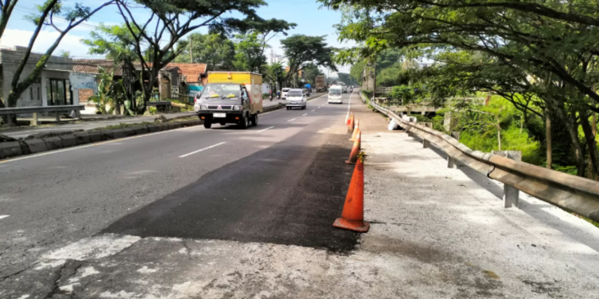 AMAN: Jalan dan TPT di ruas Malang-Surabaya, Desa Parerejo, Kecamatan Purwodadi yang rampung dibangun. Pemantauan dilakukan, untuk memastikan jalur setempat, aman.