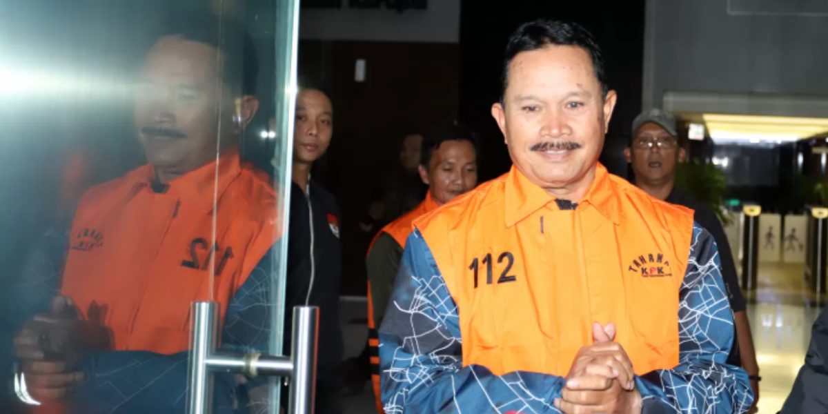 Wali Kota Madiun Maidi sebagai tersangka kasus dugaan tindak pidana korupsi terkait pemerasan dengan modus fee proyek dan dana CSR serta penerimaan lainnya atau gratifikasi