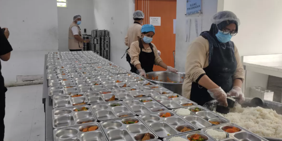 Relawan Satuan Pelayanan Pemenuhan Gizi (SPPG) tengah bekerja menyiapkan menu makanan program Makan Bergizi Gratis (MBG).