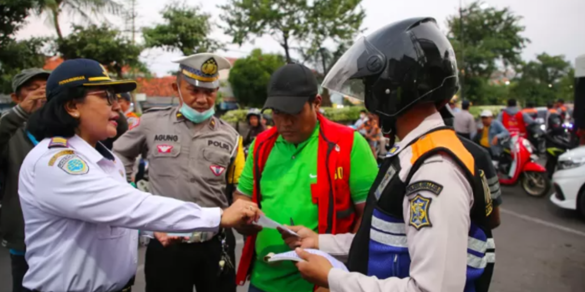 Ilustrasi oknum jukir liar yang meresahkan warga Surabaya.