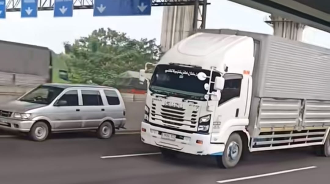 Viral di media sosial truk wingbox mengawal mobil Panther di Tol Japek.