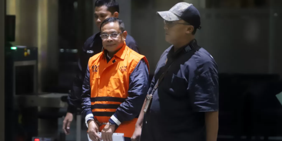 Bupati Kabupaten Pati Sudewo sebagai tersangka kasus dugaan tindak pidana korupsi terkait pemerasan dalam pengisian jabatan perangkat desa