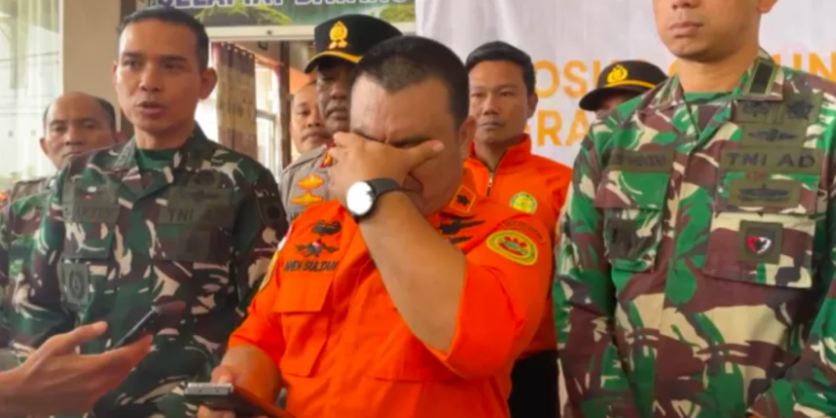 Kasiops Kantor SAR Kelas A Makassar Andi Sultan tak kuasa menahan tangis saat mengumumkan temuan jenazah ke-10 korban kecelakaan Pesawat ATR 42-500 pada Jumat (23/1).