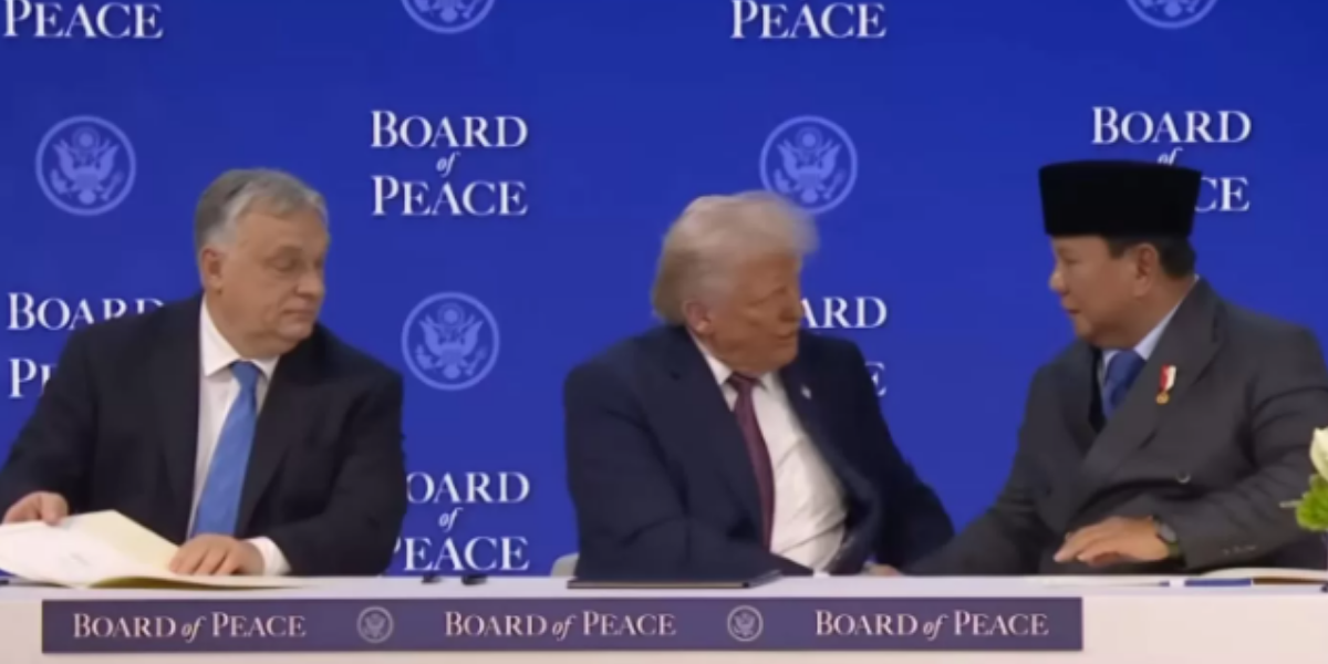 Presiden Amerika Serikat (AS) bersalaman dengan Presiden RI Prabowo Subianto dalam penandatanganan piagam perdamaian Board of Peace Charter oleh para pemimpin negara di Davos, Swiss, Kamis (22/1).