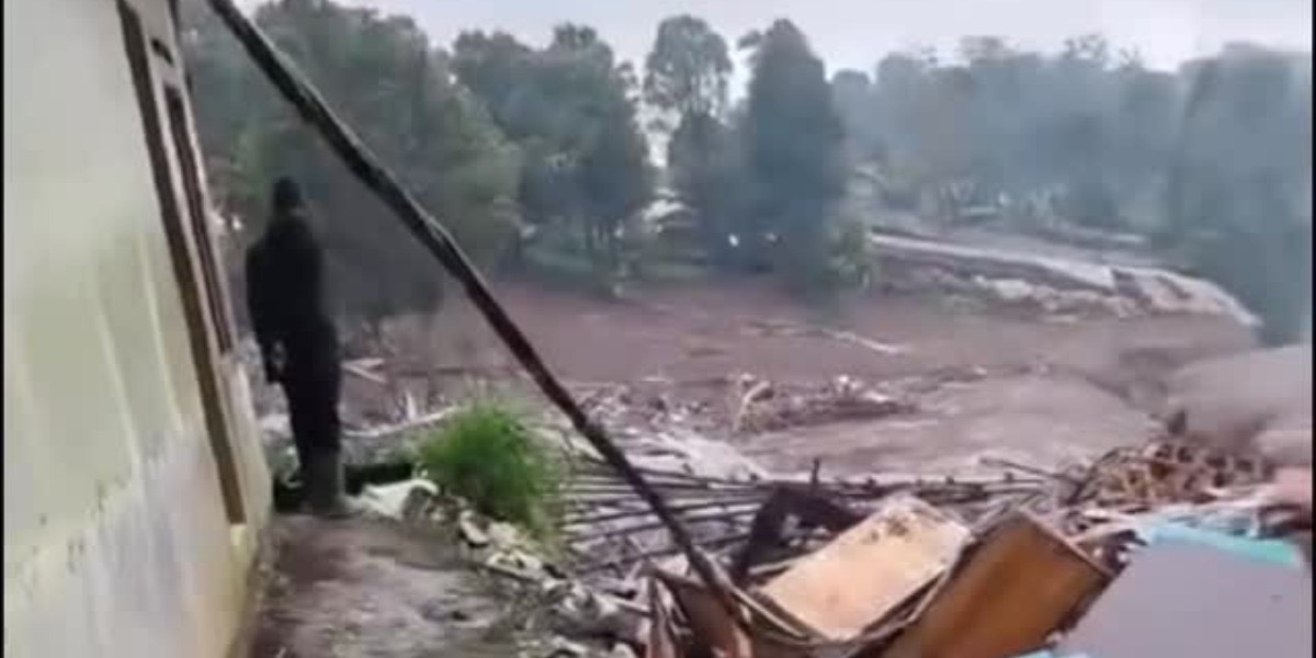 Menyoroti bencana tanah longsor di Cisarua, Bandung Barat, pada Sabtu, 24 Januari 2026. (Instagram.com/@infojawabarat)