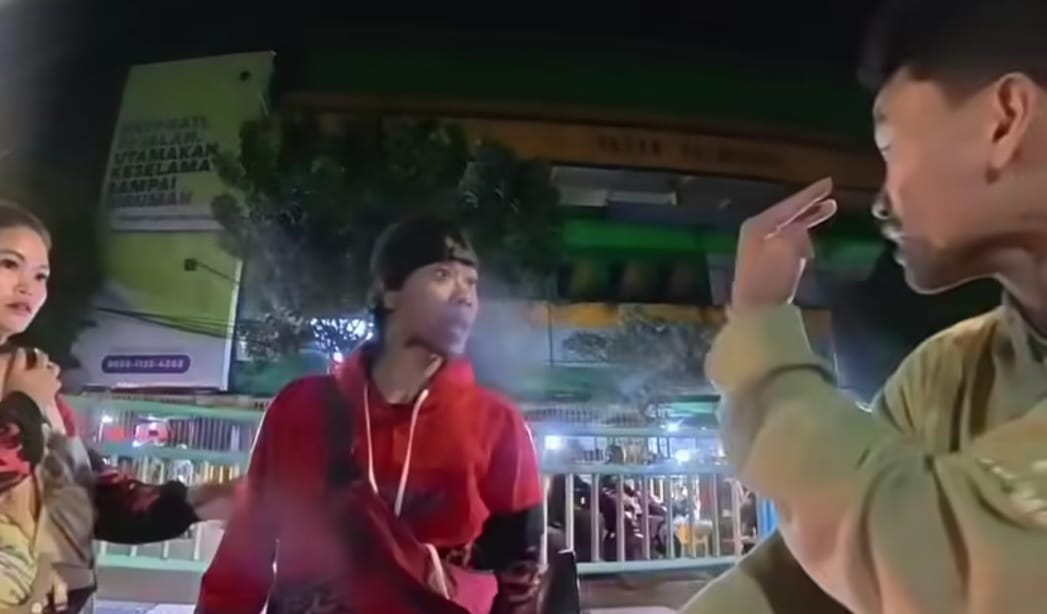 Viral pasutri tak terima ditegur saat merokok di jalan dan lakukan aksi penganiayaan.