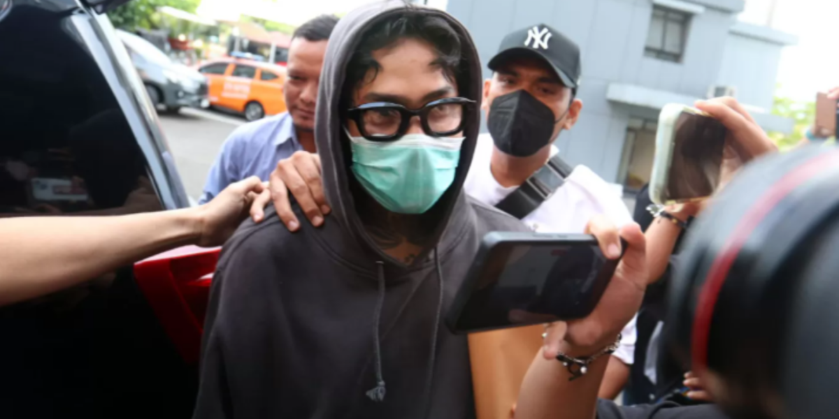 Artis Leonardo Arya alias Onad kembali ke Polres Metro Jakarta Barat usai mengikuti asesmen Badan Narkotika Nasional Provinsi (BNNP) DKI Jakarta, Senin (3/11/2025).