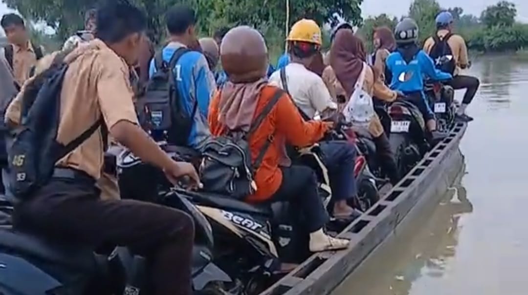 Kondisi memprihatinkan akses penyeberangan di Desa Kali Pasir, Way Bungur, Lampung Timur yang viral.