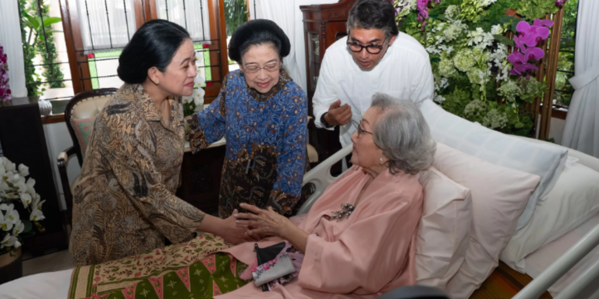 Megawati Soekarnoputri bersama Puan Maharani menghadiri syukuran HUT ke-100 Meriyati Roeslani, istri dari Kapolri legendaris, Jenderal (Purn) Hoegeng Iman Santoso.