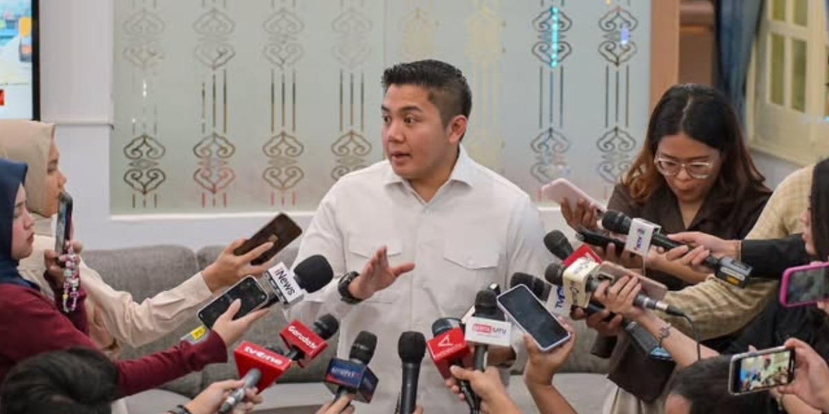 Seskab RI, Teddy Indra Wijaya membantah kabar Presiden Prabowo Subianto menggunakan dua pesawat kepresidenan saat berkunjung ke luar negeri (LN).