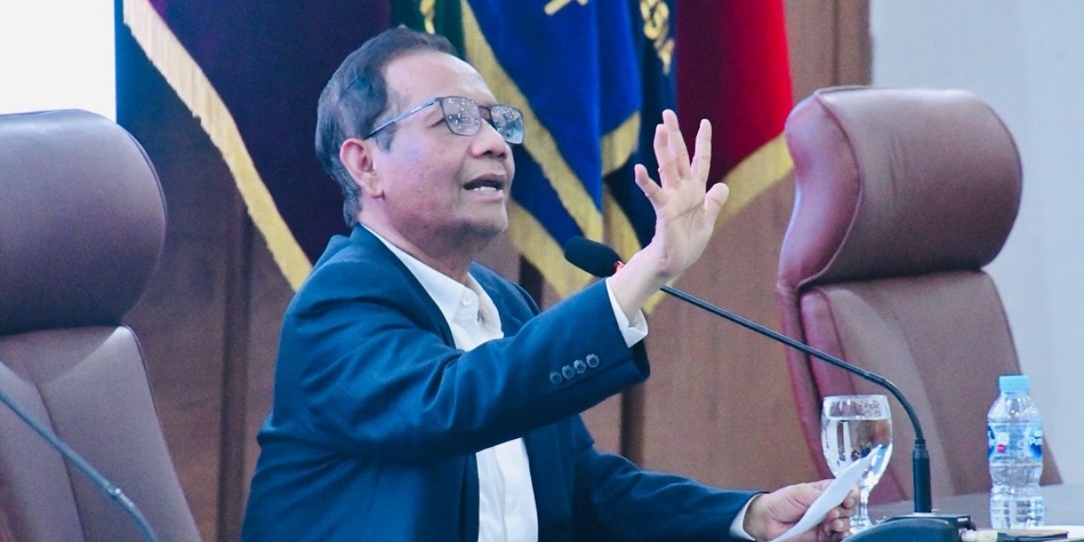 Menyoroti penuturan eks Menko Polhukam, Mahfud MD terkait kasus penjual es gabus hingga skandal suami bela istri sempat berujung tersangka.