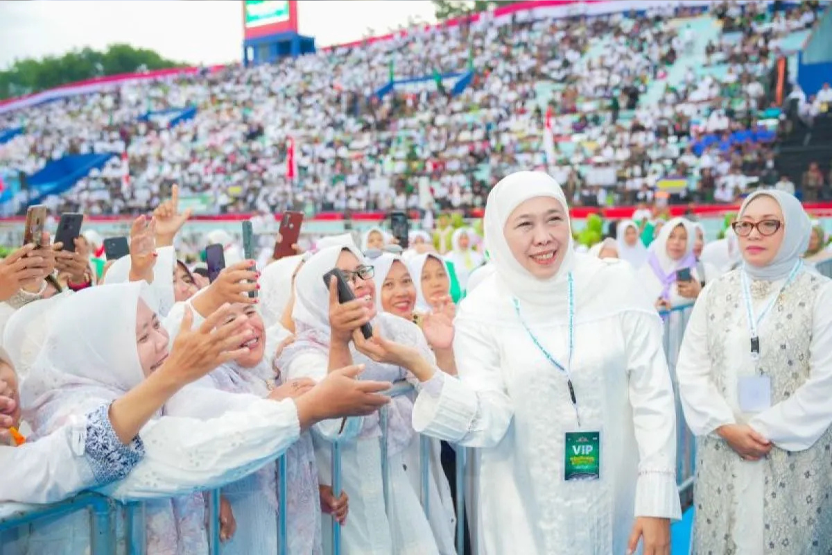Gubernur Jawa Timur Khofifah Indar Parawansa menyapa nahdliyin yang hadir dalam acara Mujahadah Kubro Harlah 1 Abad Nahdlatul Ulama di Stadion Gajayana, Kota Malang, Jawa Timur, Minggu (8/2/2026).