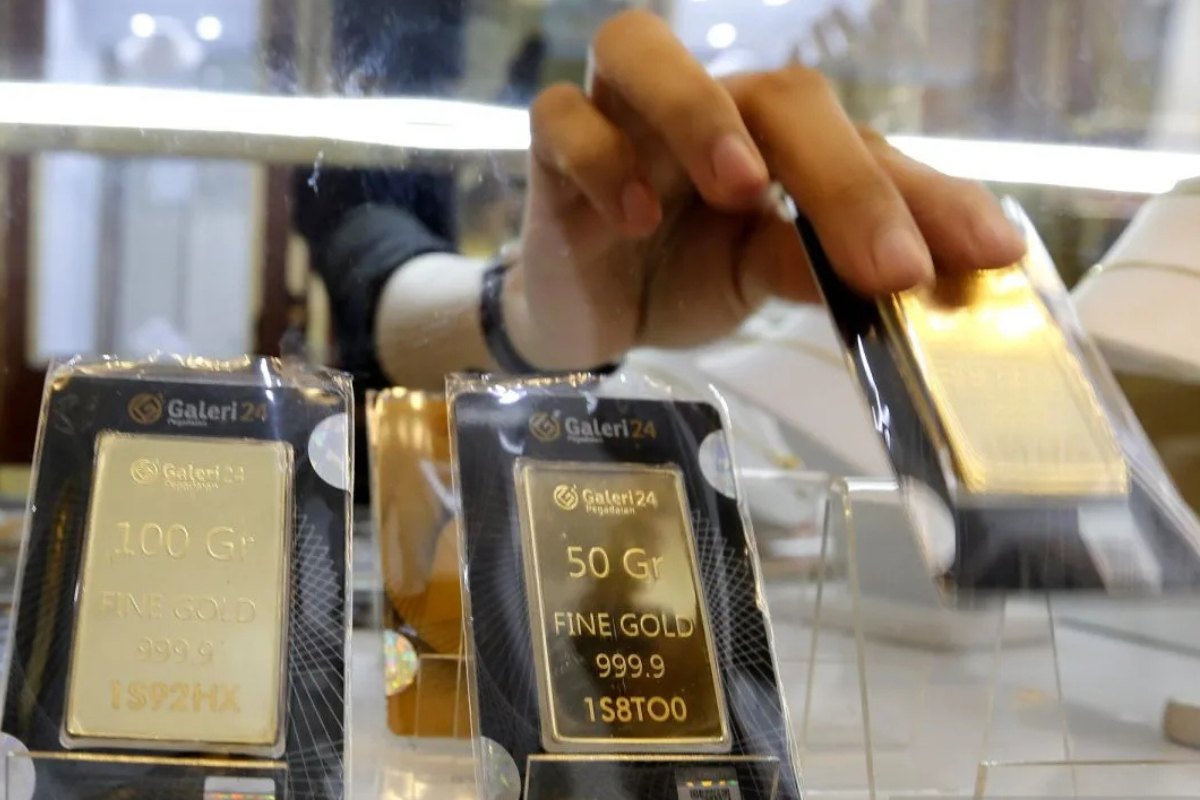 Ilustrasi - Pegawai menata emas batangan di Galeri 24, Kota Gorontalo, Gorontalo, Jumat (30/1/2026)