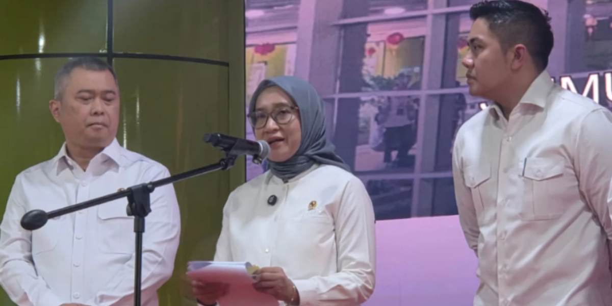 Menteri Pendayagunaan Aparatur Negara dan Reformasi Birokrasi (PANRB) Rini Widyantini (tengah).