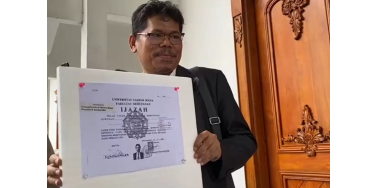 Pengamat kebijakan publik Bonatua Silalahi memamerkan salinan ijazah Presiden ke-7 RI Joko Widodo (Jokowi) di halaman Kantor Komisi Pemilihan Umum (KPU) RI, Jakarta, Senin (9/2).