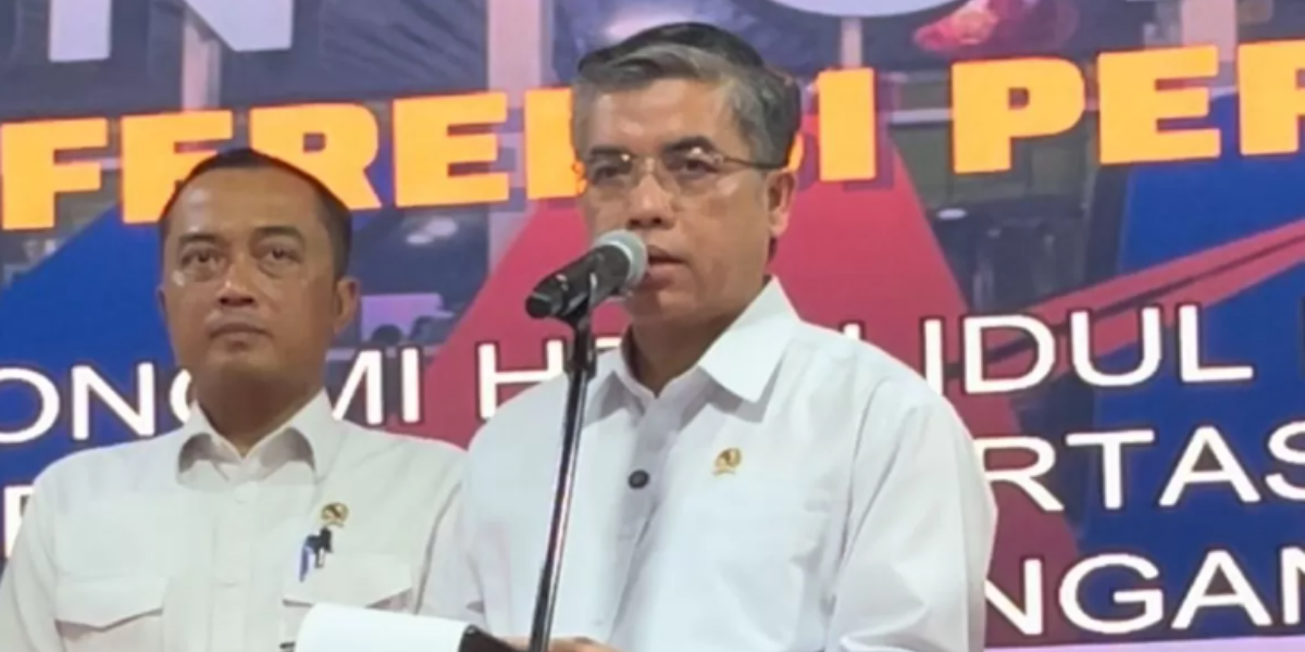Menteri Ketenagakerjaan Yassierli dalam konferensi pers di Stasiun Gambir, Jakarta Pusat, Selasa (10/2).