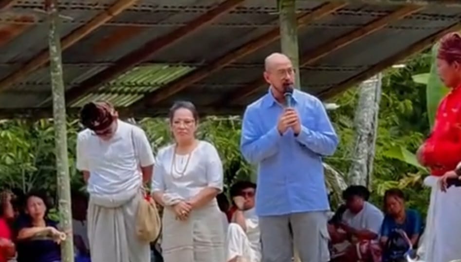 Momen Pandji Pragiwaksono saat menjalani peradilan adat Toraja karena materi candaannya di tahun 2013.