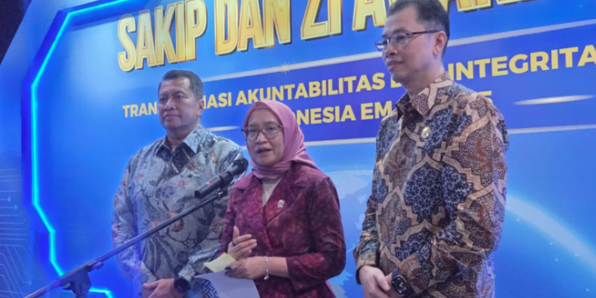 Menteri PANRB Rini Widyantini (tengah) saat ditemui di Kantornya, Jakarta, Rabu (11/2).