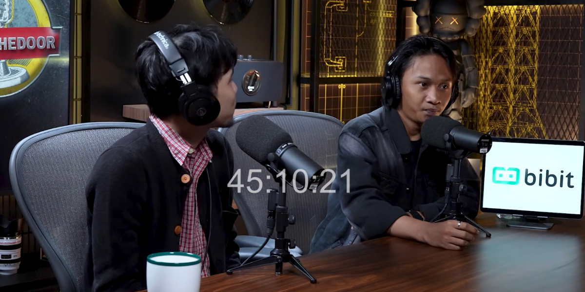 Fajar Sadboy diludahi oleh komika Indra Frimawan.