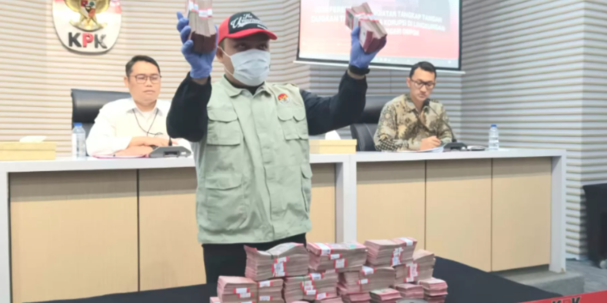 KPK temukan barang bukti uang Rp 850 juta dalam OTT di Pengadilan Negeri (PN) Depok, Jawa Barat.