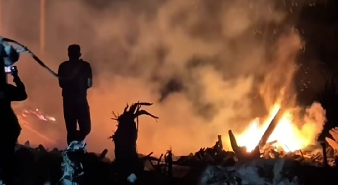 Kebakaran di tumpukan kayu gelondongan di Geudumbak, Aceh Utara. (Instagram/abdulhakimtop)