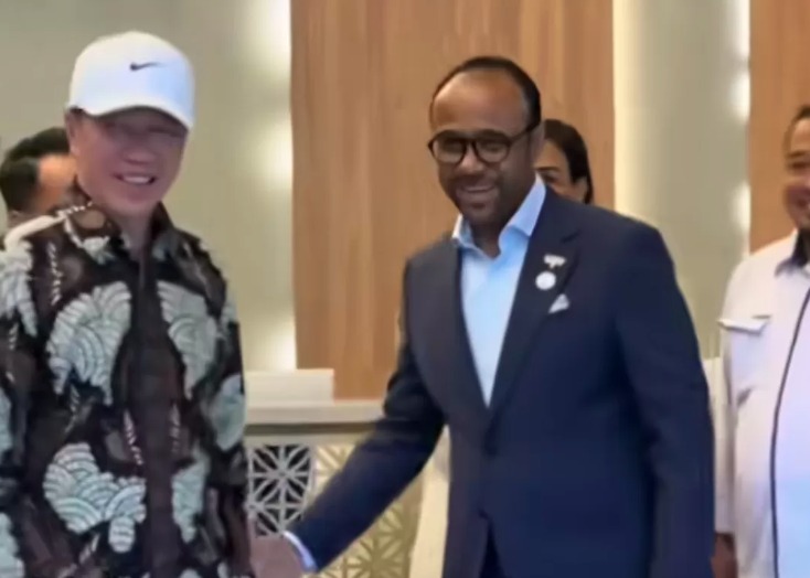 Momen saat Jokowi dan Dubes UEA untuk Indonesia, Abdulla Salem Al Dhaheri, mendatangi Rumah Sakit Kardiologi Emirates-Indonesia (KEI) di Solo.