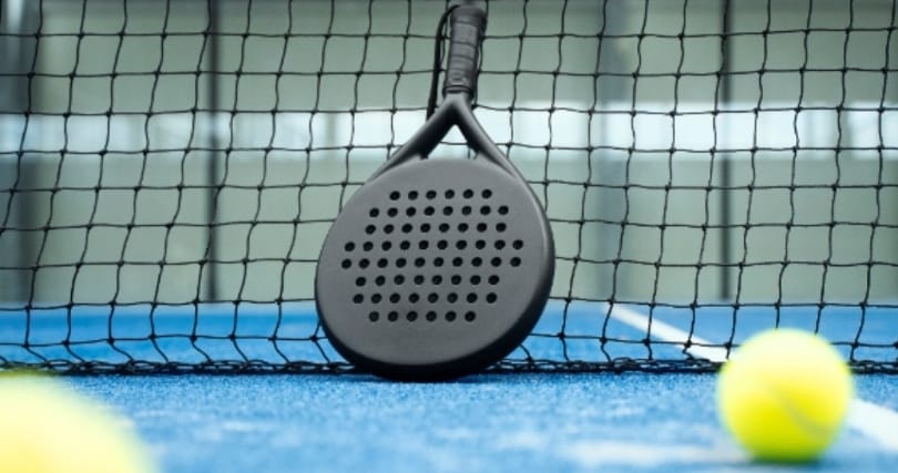 Foto ilustrasi olahraga padel yang kini tengah populer hingga memicu keluhan kebisingan dari lapangan di tengah permukiman warga.