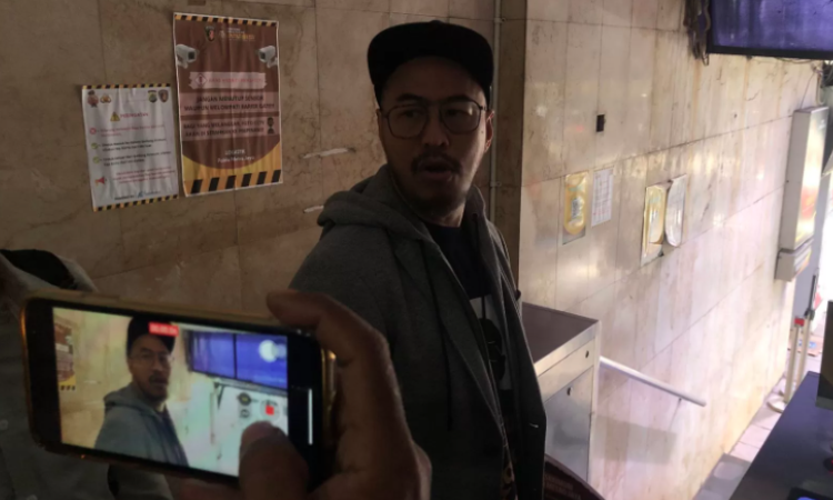 Komika Pandji Pragiwaksono saat diwawancarai oleh awak media di Polda Metro Jaya pada Jumat (6/2).