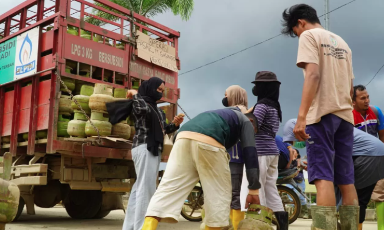 Pertamina melakukan operasi pasar gas LPG 3 Kg untuk masyarakat di Aceh Tamiang, pada Kamis (17/12/2025), guna mengamankan stok dan harga LPG 3 Kg di masyarakat.