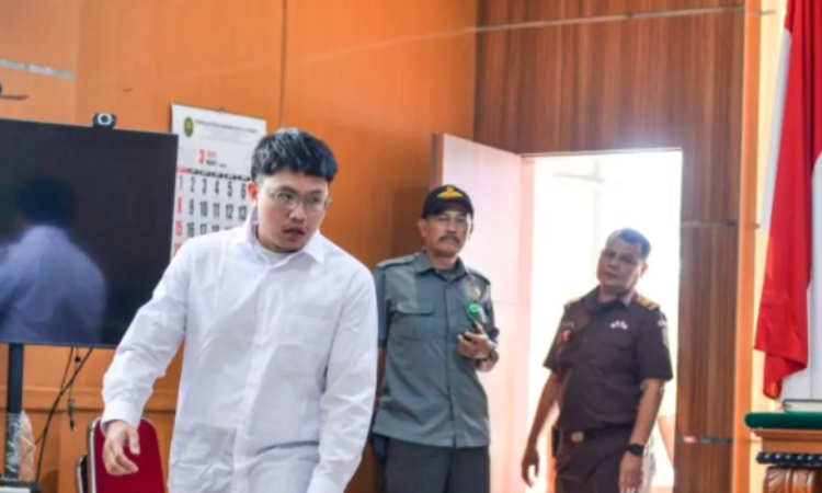 Adimas Firdaus Putra Nasihan alias Resbob memasuki ruangan untuk menjalani sidang di Pengadilan Negeri Bandung, Jawa Barat, Rabu (4/3/2026)