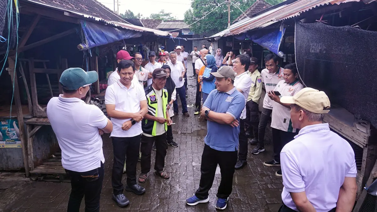 BUTUH PEMBENAHAN: Wawali Kota Pasuruan M Nawawi (kiri) bersama Plt Asisten I Kokoh Arie Hidayat sidak di Pasar Gadingrejo, (14/2).