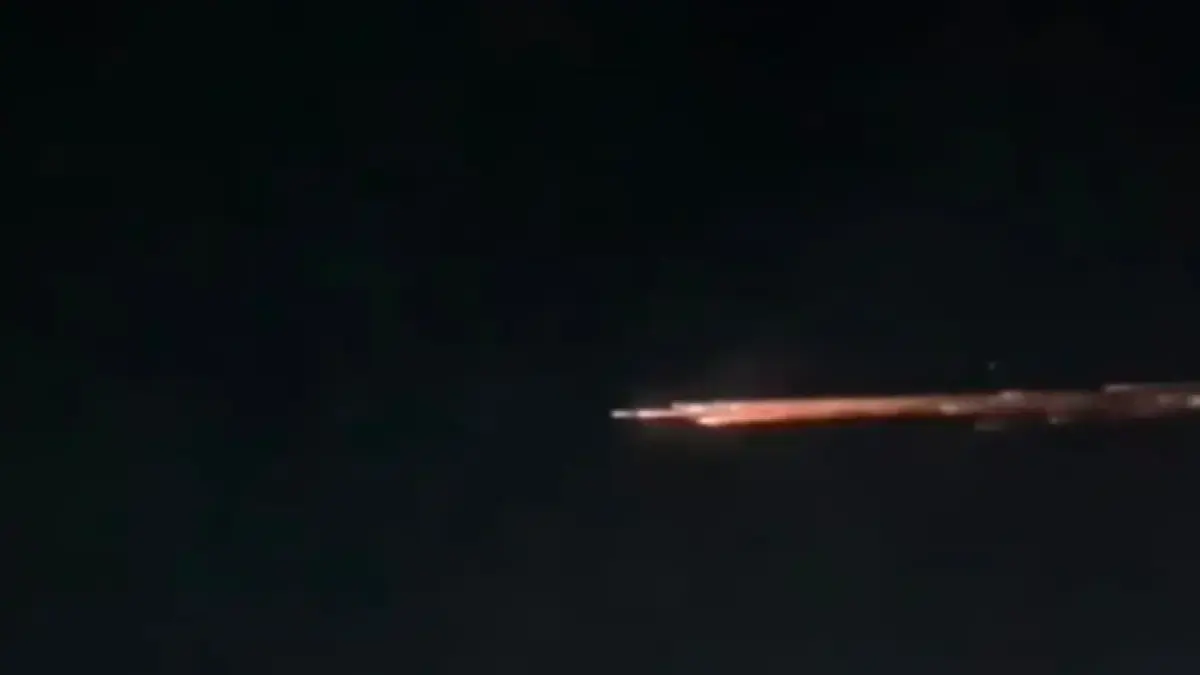 Benda langit yang jatuh menyerupai meteor. (Antara)