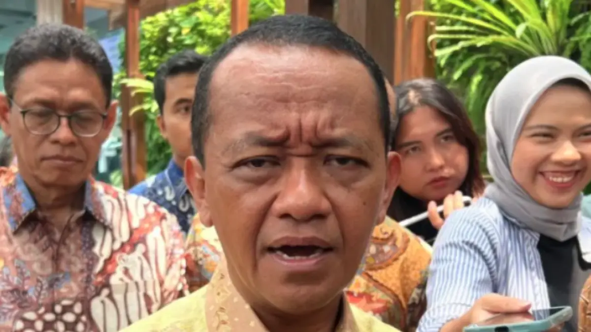 Menteri Energi dan Sumber Daya Mineral (ESDM) Bahlil Lahadalia memberi keterangan di Kantor Kementerian ESDM, Jakarta, Senin (6/4/2026). (ANTARA/Putu Indah Savitri)