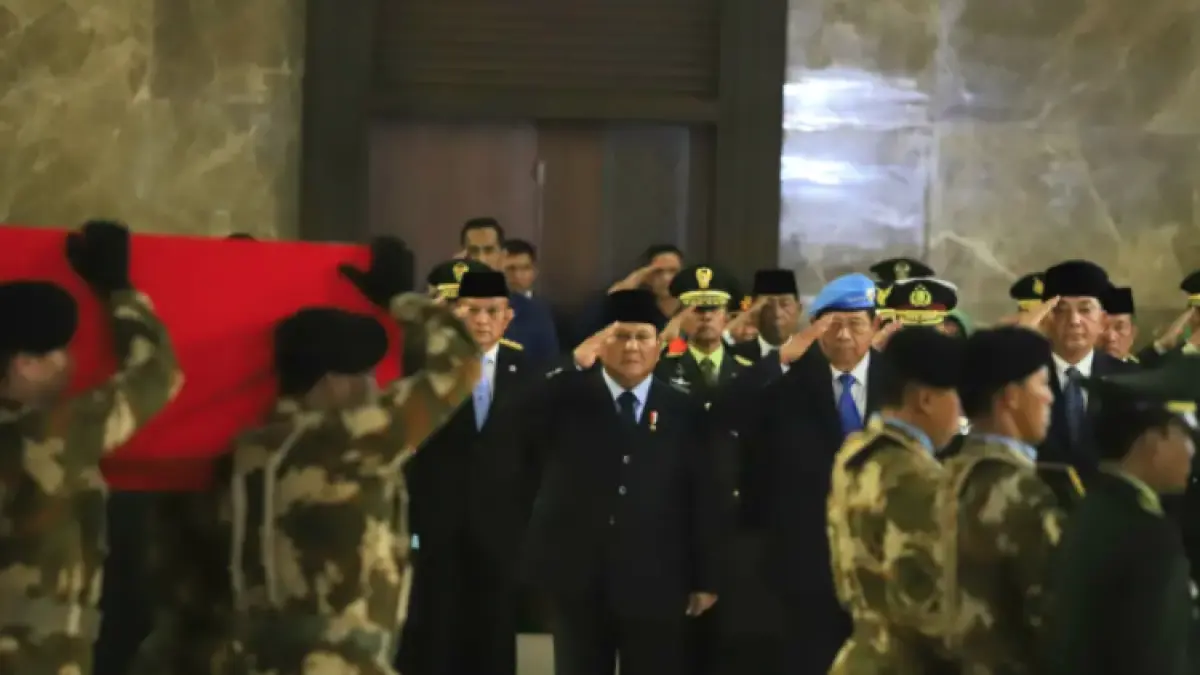 Presiden Prabowo Subianto memberikan penghormatan terakhir kepada tiga prajurit TNI yang gugur di Lebanon di Bandara Soekarno Hatta, Tangerang, Banten, Sabtu (4/4/2026). (Dery Ridwansah/ JawaPos.com)