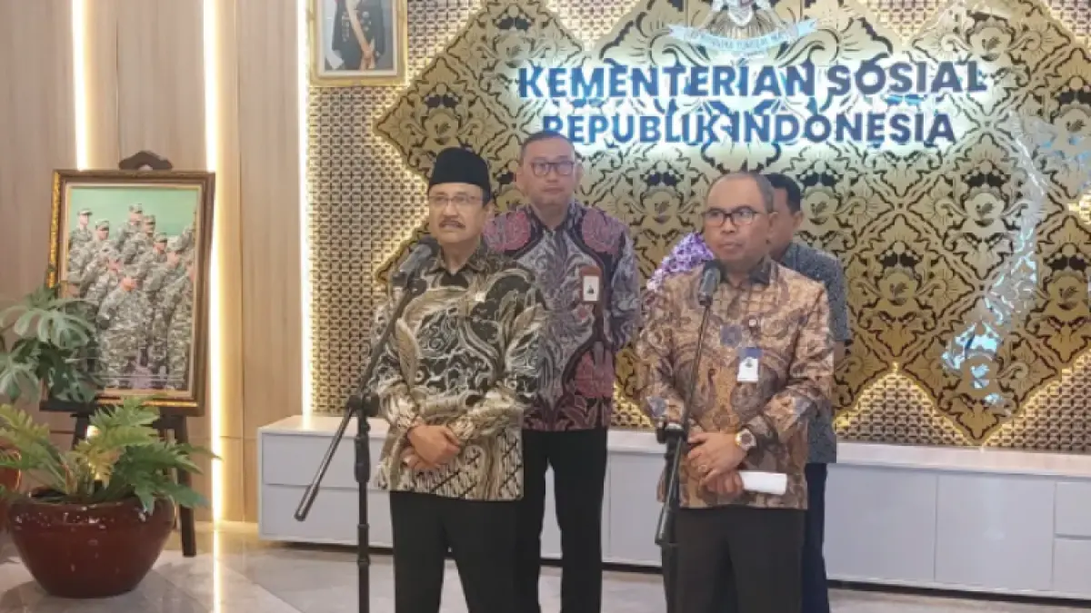 Menteri Sosial Saifullah Yusuf, yang akrab disapa Gus Ipul bersama Plt Direktur Utama PT Pos Indonesia di kantor Kemensos, Kamis (5/3). (Ryandi Zahdomo/JawaPos.com)
