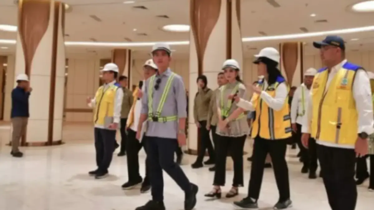 Wakil Presiden Gibran Rakabuming Raka (tengah) meninjau pembangunan Masjid Negara Ibu Kota Nusantara, Kalimantan Timur, Selasa (30/12/2025). (ANTARA/BPMI Sekretariat Wakil Presiden)