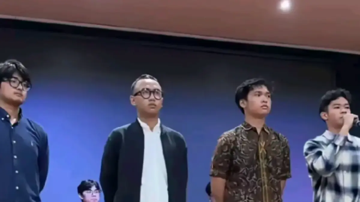 16 mahasiswa FH UI yang diduga jadi pelaku pelecehan seksual saat disidang terbuka di hadapan mahasiswa FH UI. (TikTok ody)