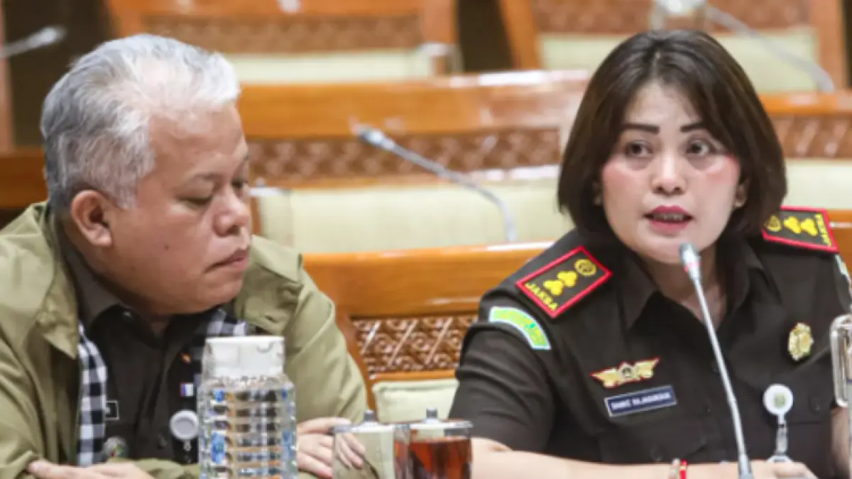 Kepala Kejaksaan Tinggi Sumatera Utara Harli Siregar (kiri) bersama Kepala Kejaksaan Negeri Kabupaten Karo Danke Rajagukguk (kanan) menyampaikan pendapat saat rapat dengar pendapat umum (RDPU) dengan Komisi III DPR di Kompleks Parlemen, Senayan, Jakarta, Kamis (2/4/2026). (Salman Toyibi/Jawa Pos)