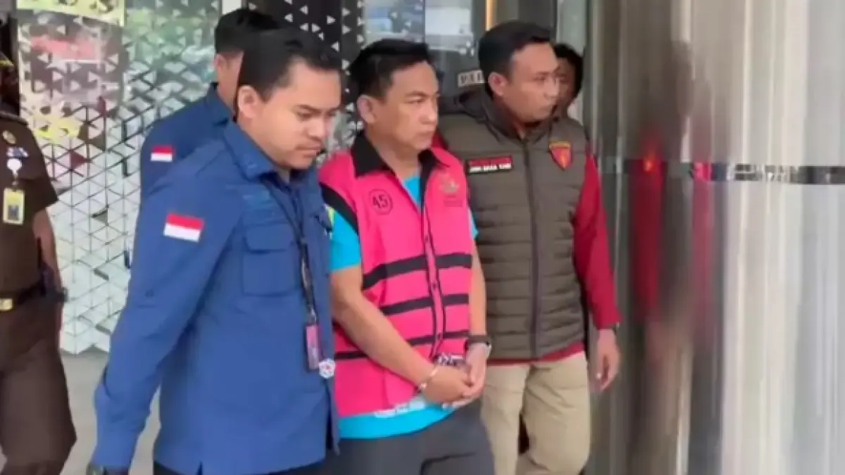 Ketua Ombudsman RI Hery Susanto digiring ke rumah tahanan, usai diamankan tim penyidika JAMPidsus Kejagung, Kamis (16/4). (Ryandi Zahdomo).