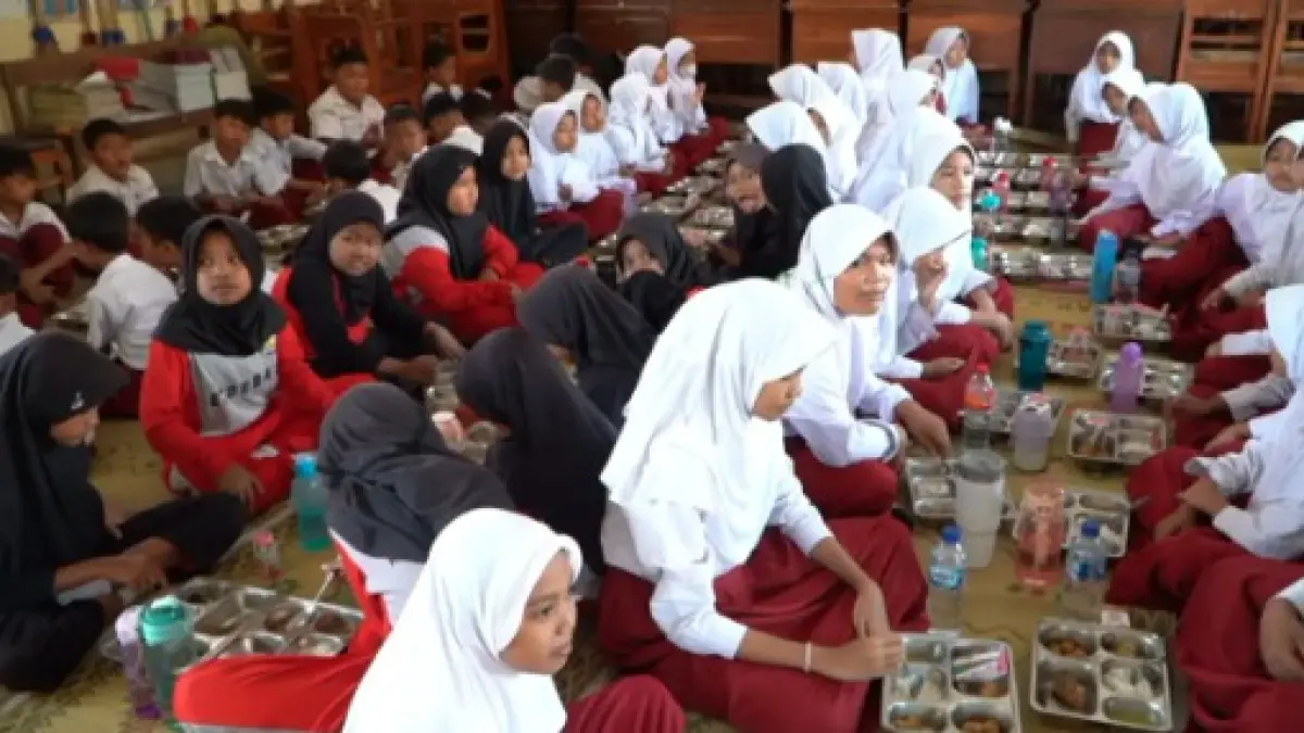 Aktivitas pembagian Makan Bergizi Gratis (MBG) tampak berbeda di SDN 2 Barukan, Klaten dalam rangka peringatan Hari Kartini yang jatuh pada Selasa (21/4) (Istimewa).