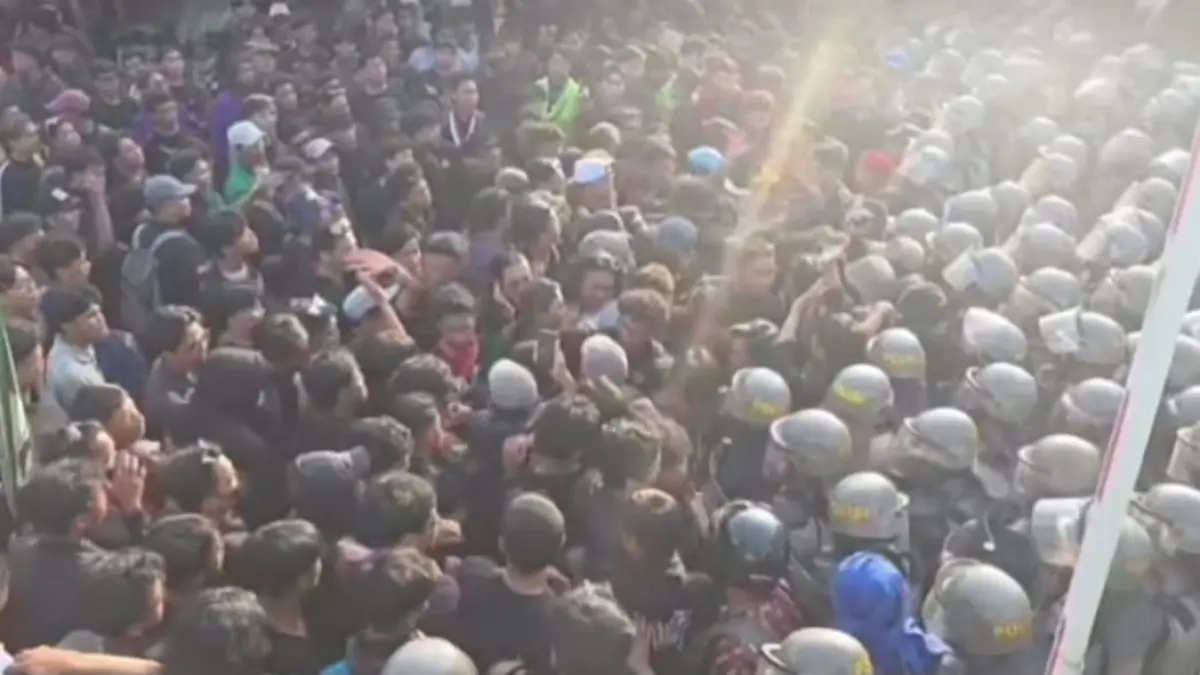 Momen viral massa bergerak mundur sebelum terjadi aksi dorong dengan aparat saat demo di depan Kantor Gubernur Kaltim, 21 April 2026. (Instagram/narasikaltim)