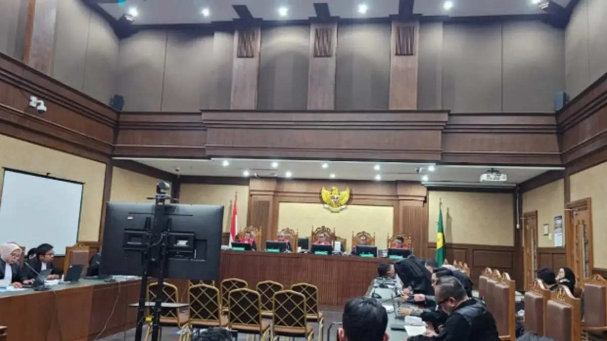 Eks Mendikbudristek Nadiem Makarim tidak hadir ke ruang sidang dengan alasan sakit, Senin (27/4). (Muhamad Ridwan/JawaPos.com)