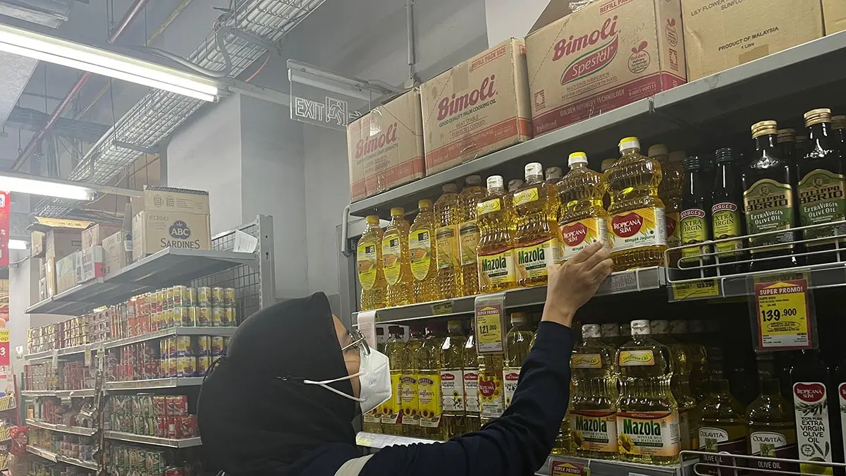 Ilustrasi: Seorang wanita tengah membeli minyak goreng di sebuah minimarket di Jakarta.