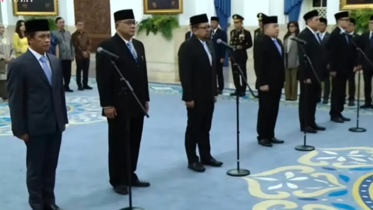 Presiden Prabowo Subianto resmi merombak atau reshuffle Kabinet Merah Putih di Istana Negara, Jakarta, Senin (27/4). (Setpres)