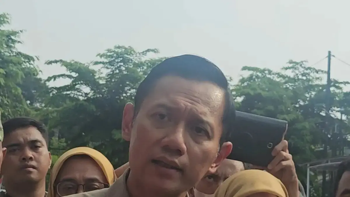 Menko Bidang Infrastruktur dan Pembangunan Kewilayahan Agus Harimurti Yudhoyono (AHY) saat mengunjungi korban laka kereta di RSUD Bekasi (Royyan/JawaPos.com)