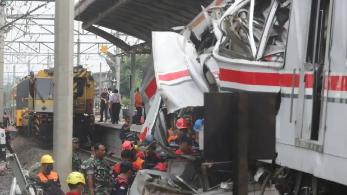 Petugas mengevakuasi gerbong KRL Commuterline yang tabrakan dengan KA Argo Bromo Anggrek di Stasiun Bekasi Timur, Bekasi, Jawa Barat, Selasa (28/4/2026). (Dery Ridwansah/ JawaPos.com)