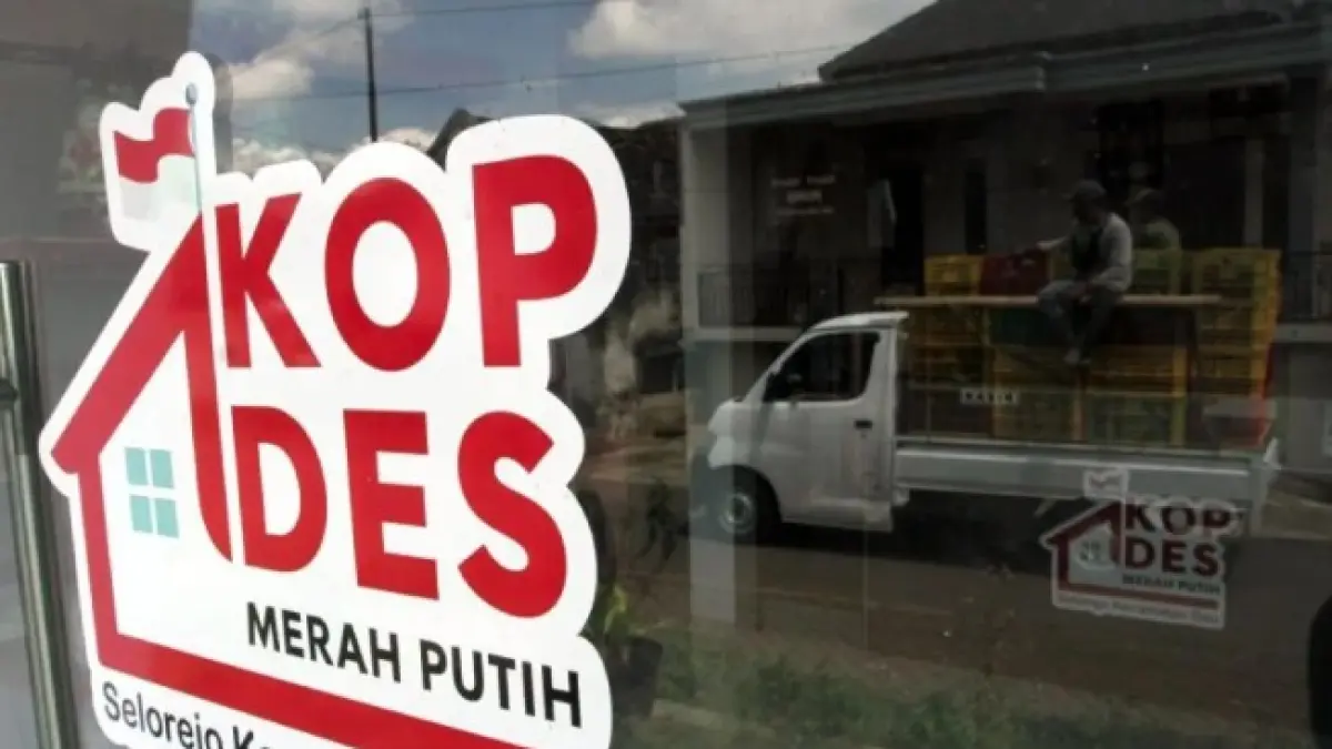 Petani melintas di depan kantor sementara Koperasi Desa Merah Putih (KDMP) di Selorejo, Dau, Kabupaten Malang, Jawa Timur, Selasa (28/4/2026). ANTARA FOTO/Ari Bowo Sucipto/nz.