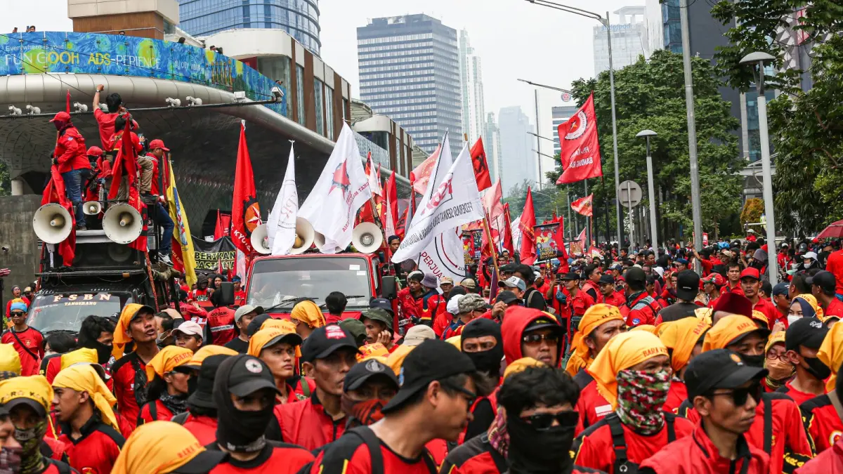 Ilustrasi Massa Buruh dari berbagai elemen melakukan aksi unjuk rasa untuk memperingati Hari Buruh atau May Day di Jakarta.