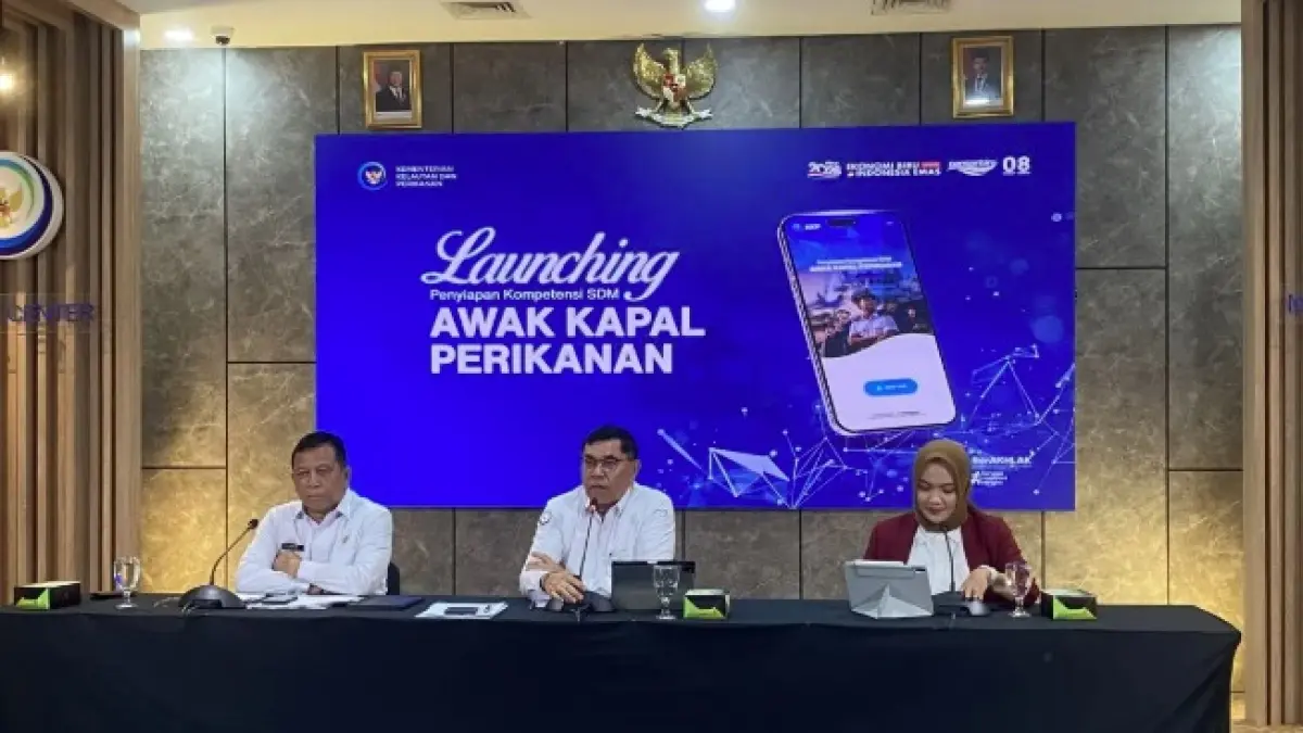 Direktur Jenderal Perikanan Tangkap Kementerian Kelautan dan Perikanan (KKP) Lotharia Latif (kiri) dan Kepala Badan Penyuluhan dan Pengembangan Sumber Daya Manusia Kelautan dan Perikanan (BPPSDMKP) Nyoman Radiarta (tengah) dalam jumpa pers di Jakarta, Kamis (30/4/2026). (ANTARA/Shofi Ayudiana)